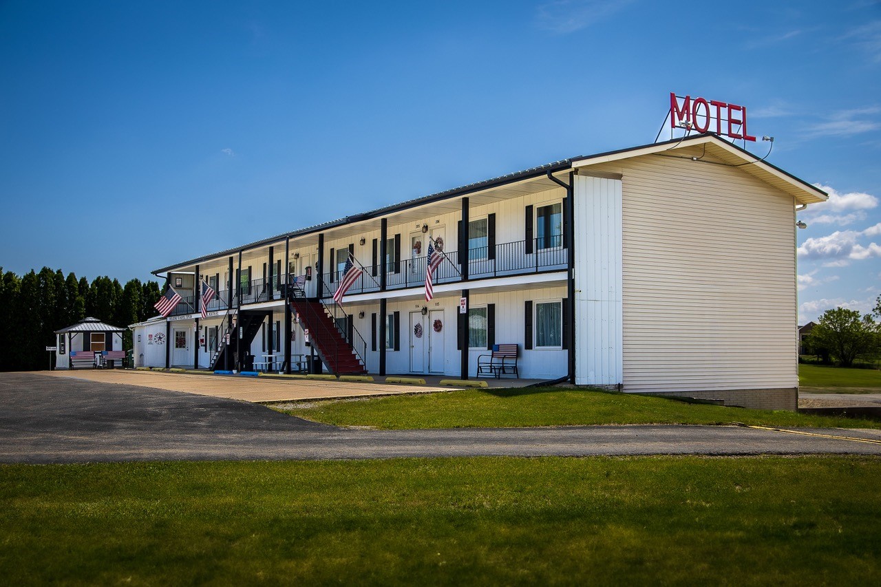 motel tipton exterior with lawn